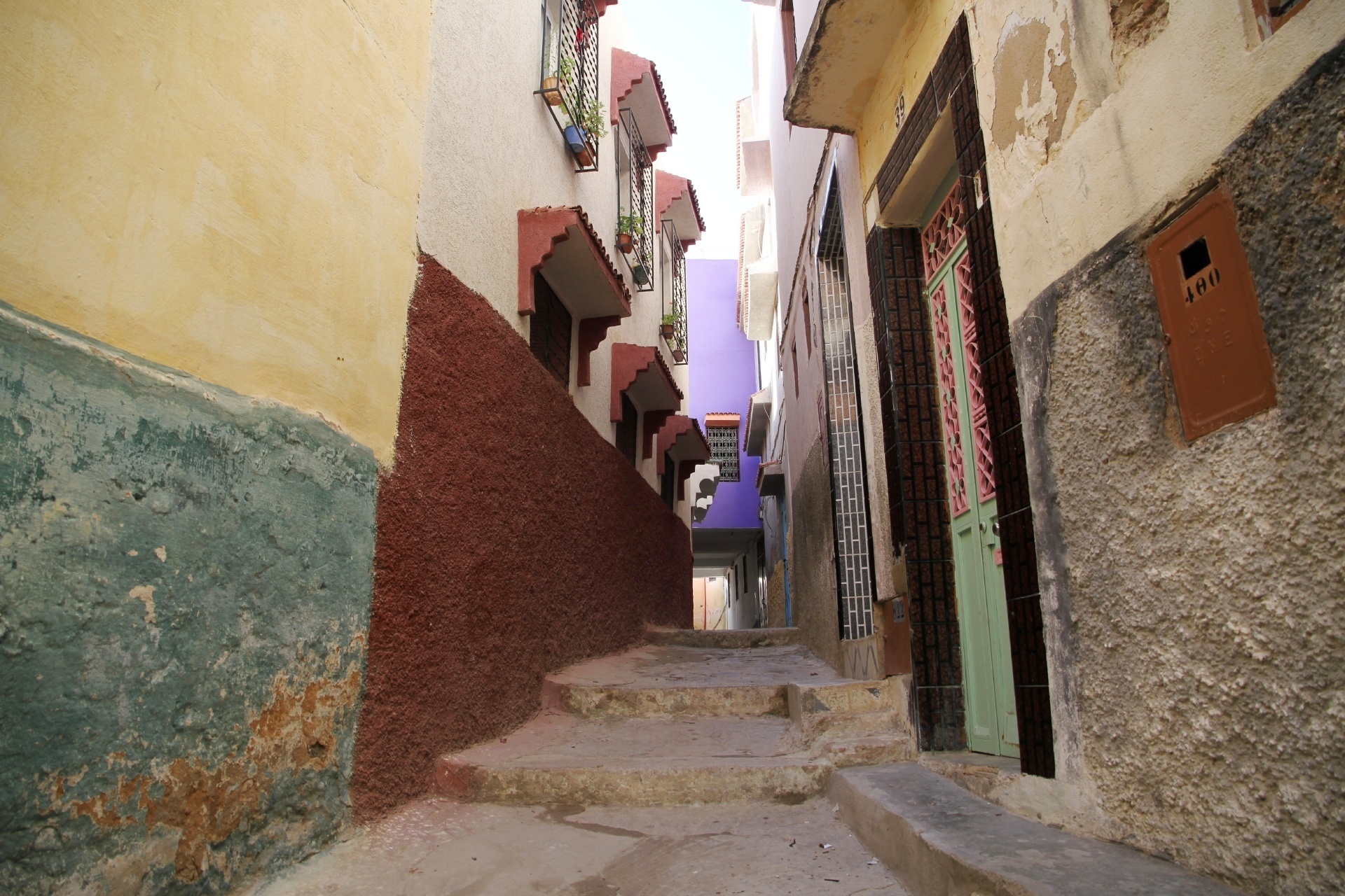 聖なる都市として知られるムーレイ・イドリスの路地　モロッコの風景