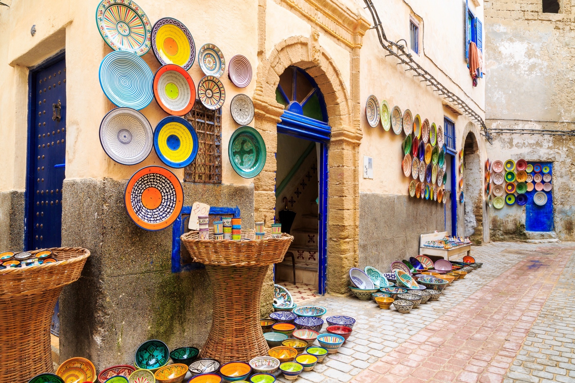 色とりどりの陶器の土産物が並ぶモロッコの町角