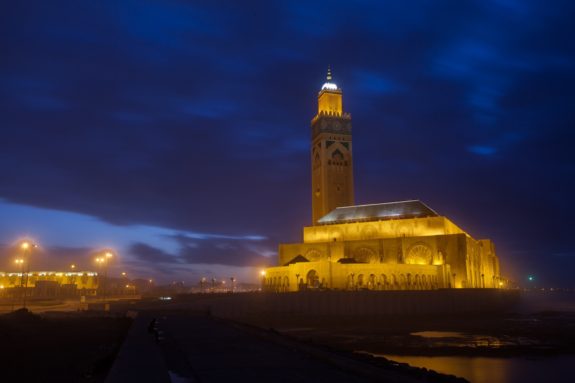カサブランカのハッサン2世モスク　夜のモロッコ