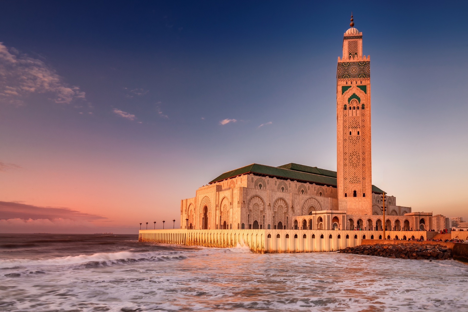 カサブランカのハッサン2世モスク　夕暮れのモロッコ