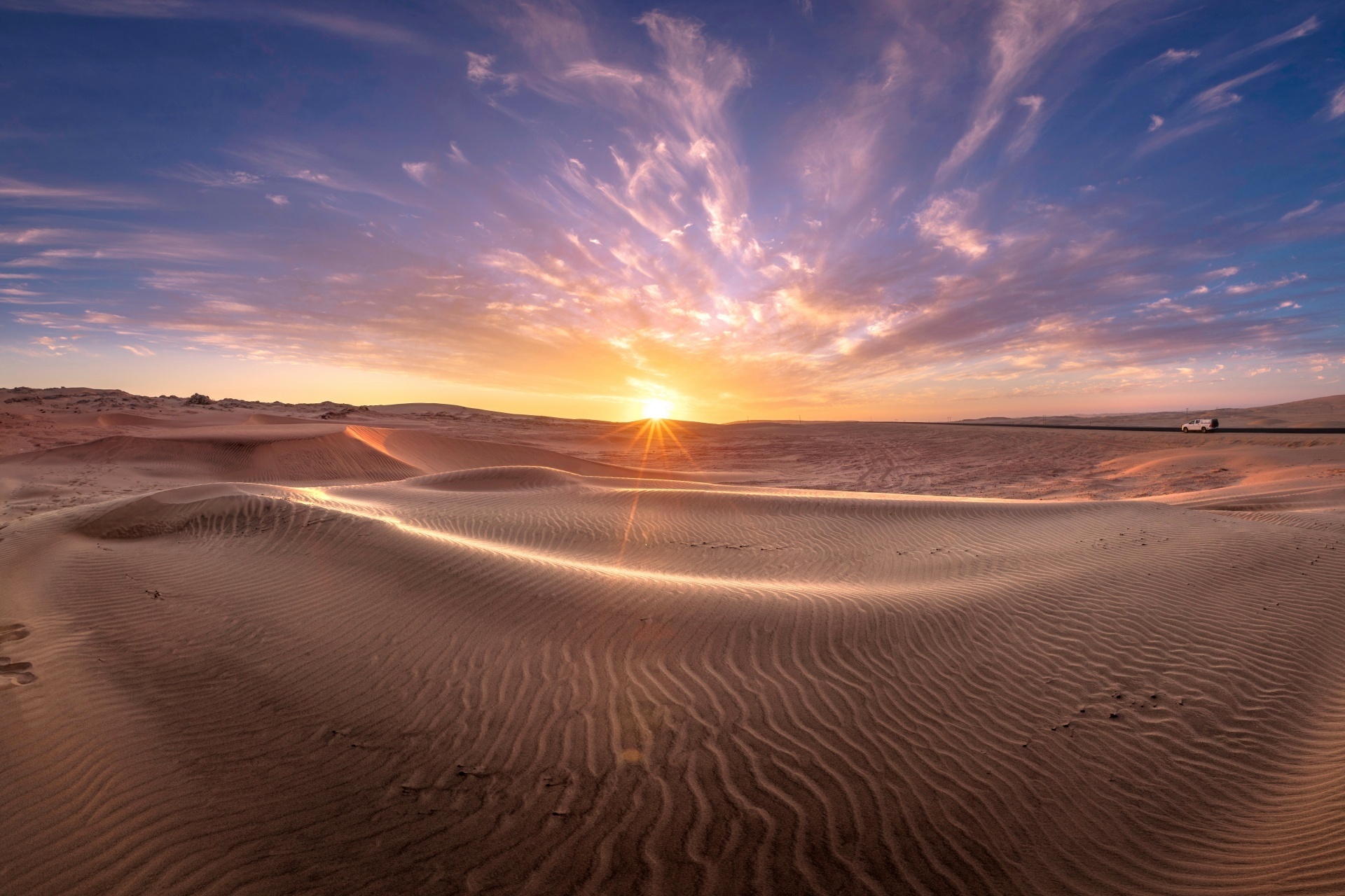 ナミブ砂漠に沈む夕日　ナミビア