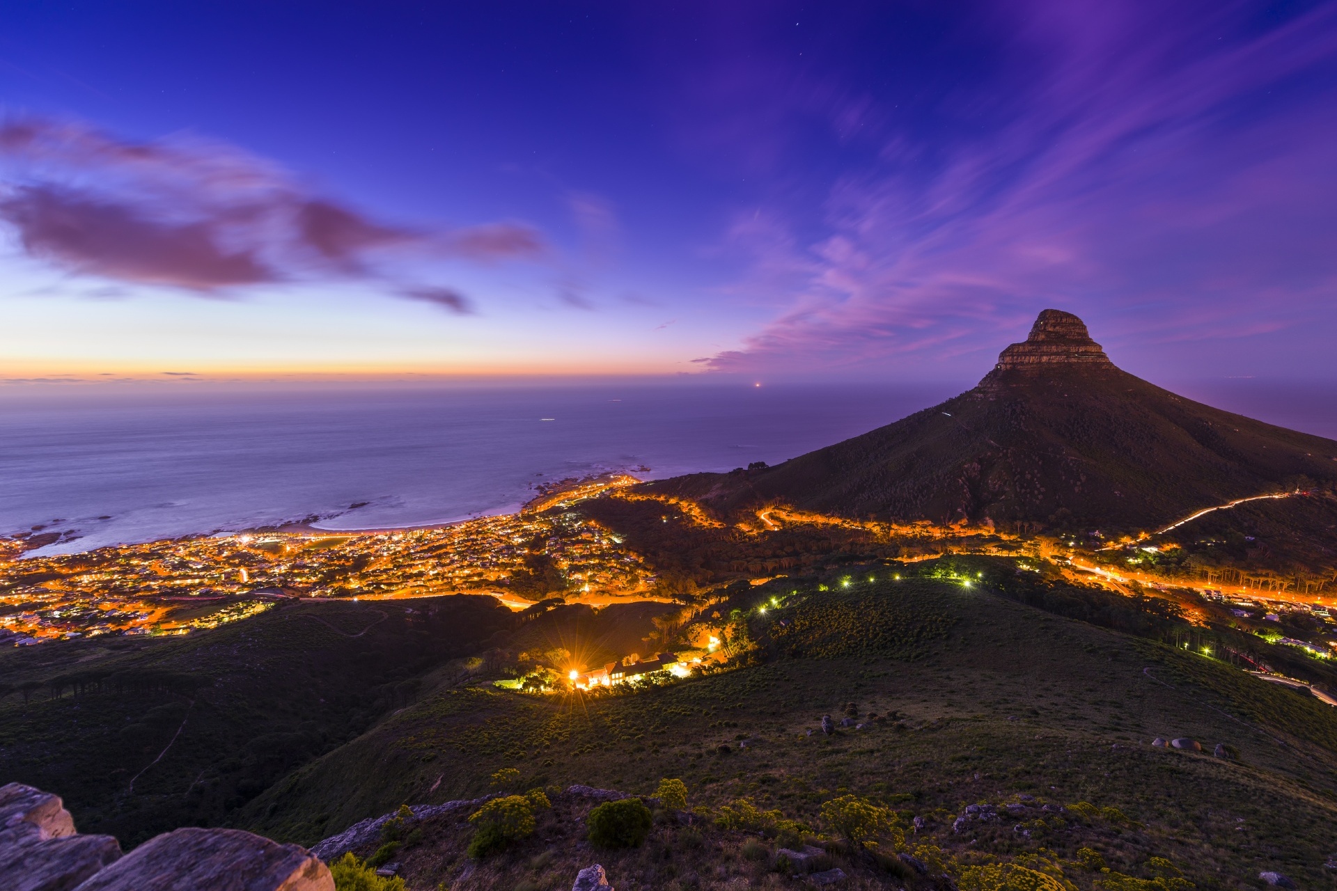 テーブルマウンテンから見たケープタウンの夕暮れの街並みとライオンズヘッドマウンテン　南アフリカの風景