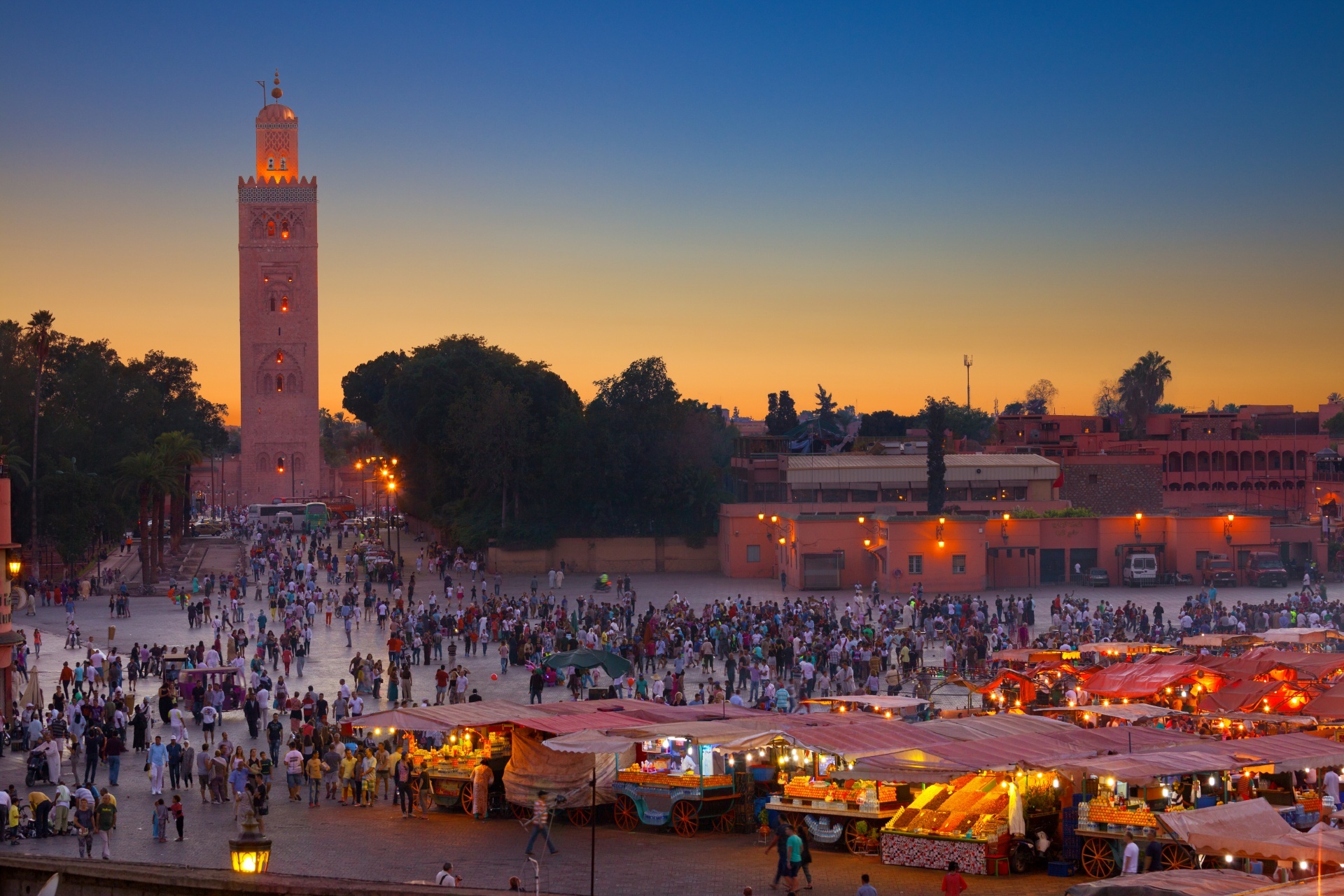 夕方のジャマ・エル・フナ広場　モロッコ