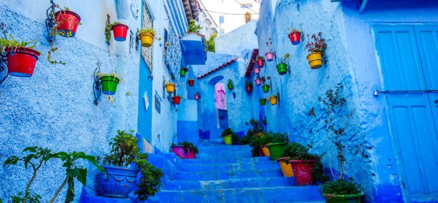 カラフルな花に彩られた青の街「シャウエン」の路地の風景