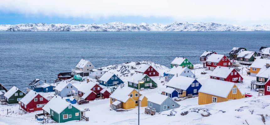 グリーンランドの首都ヌーク郊外のフィヨルドに面したイヌイットのカラフルな家々