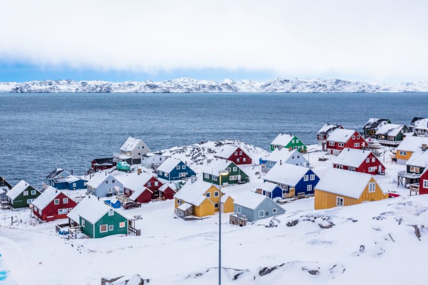 グリーンランドの首都ヌーク郊外のフィヨルドに面したイヌイットのカラフルな家々