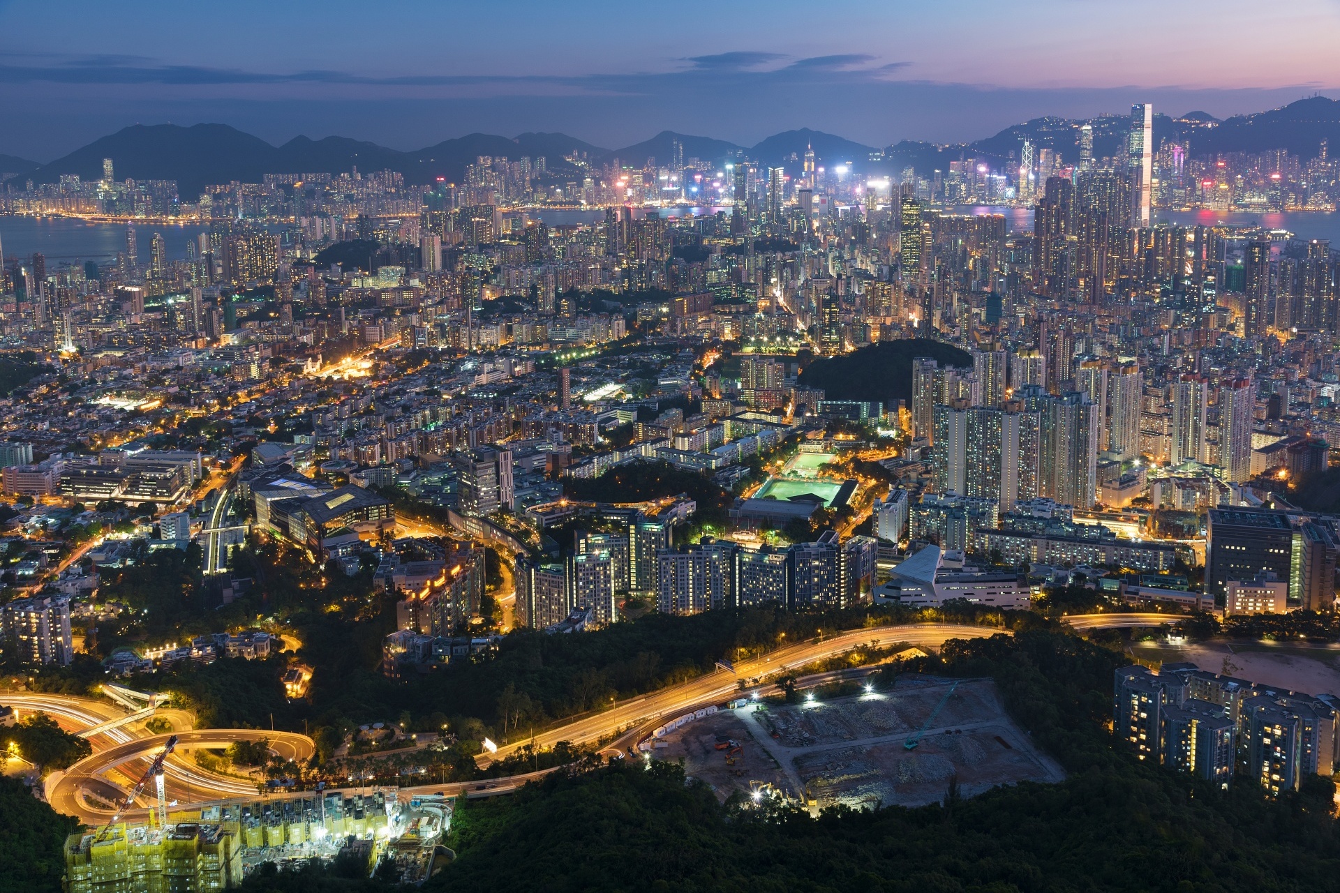 夕暮れ時の香港の街