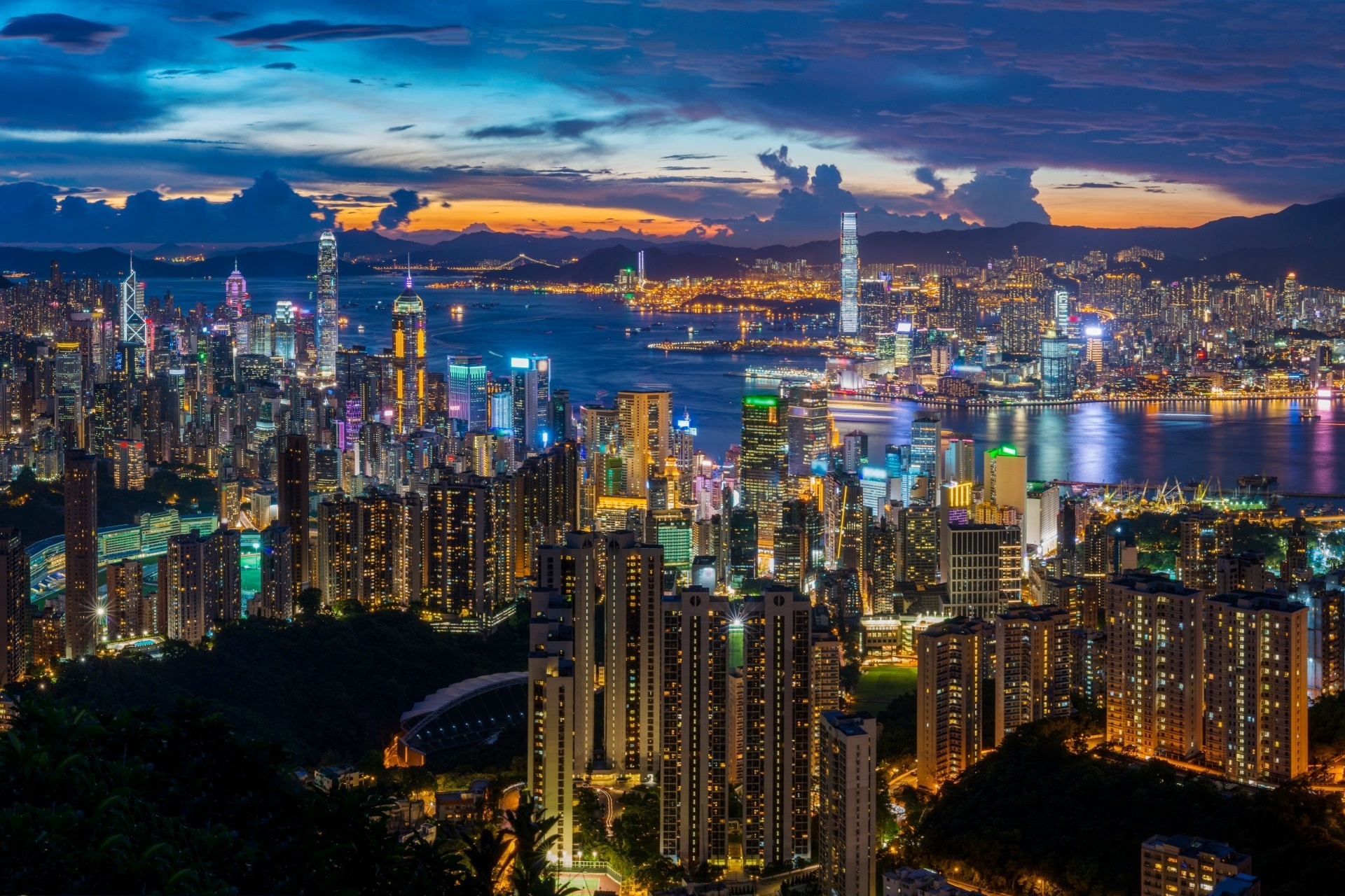 渣甸山（ジャーディンズ・ルックアウト）から眺める香港の夜の風景