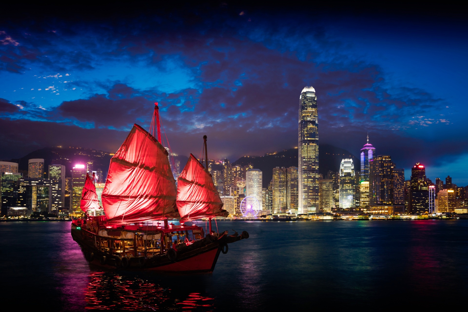 ジャンク船とビクトリアハーバー　香港の夜景