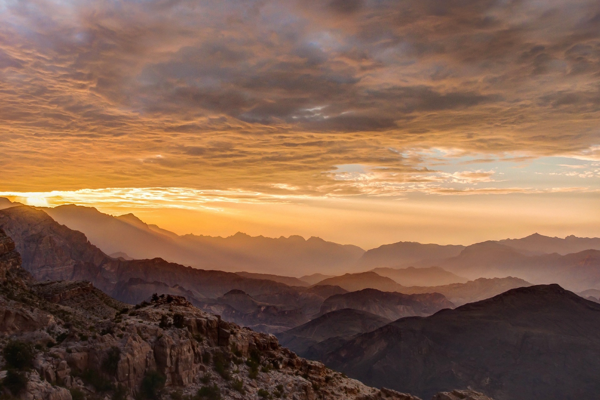 世界の夕暮れの風景　オマーン　ハジャール山の夕景