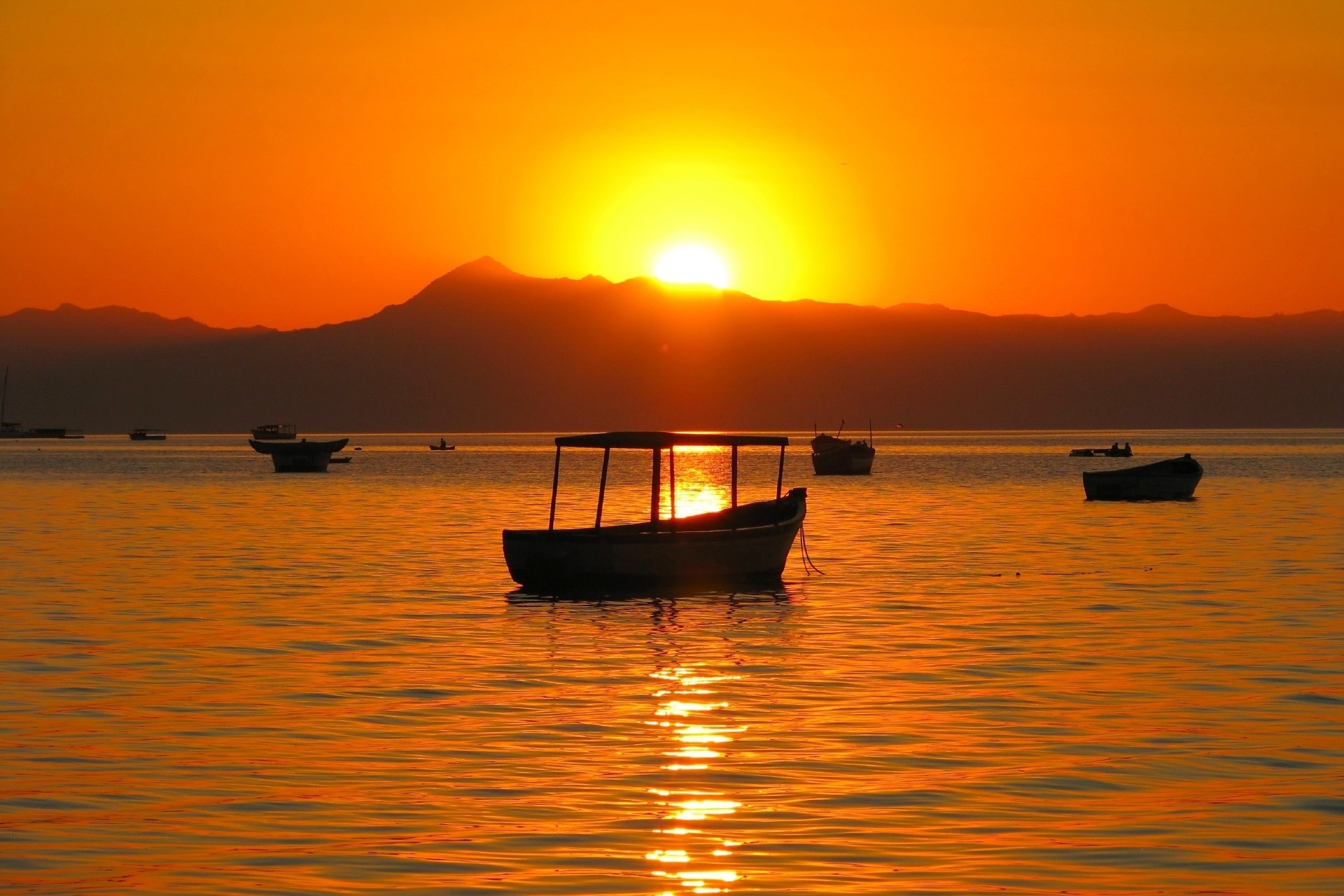 世界の夕暮れの風景　マラウイ湖の夕日