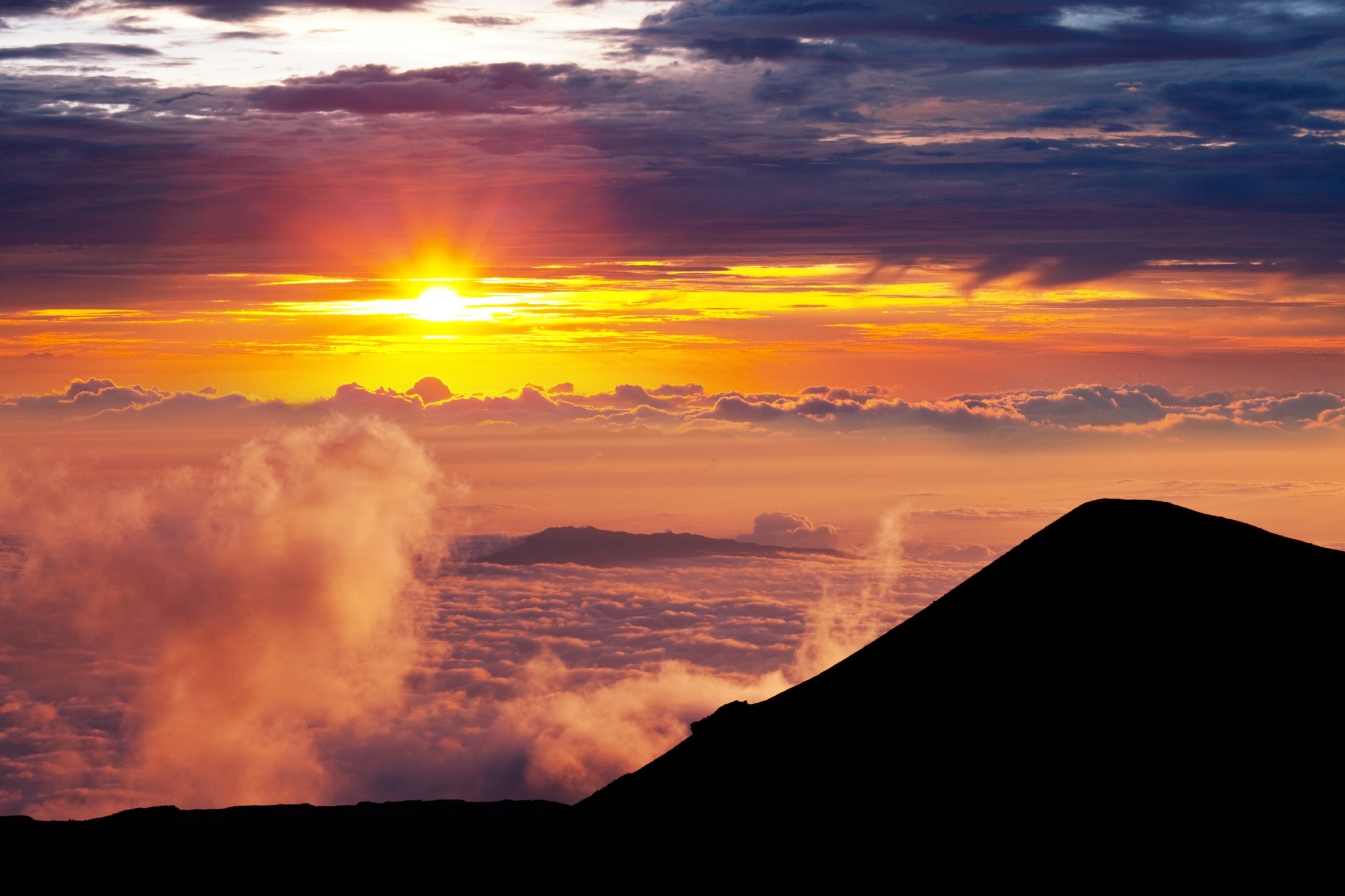 世界の夕暮れの風景　ハワイ　マウナケアに沈む夕日